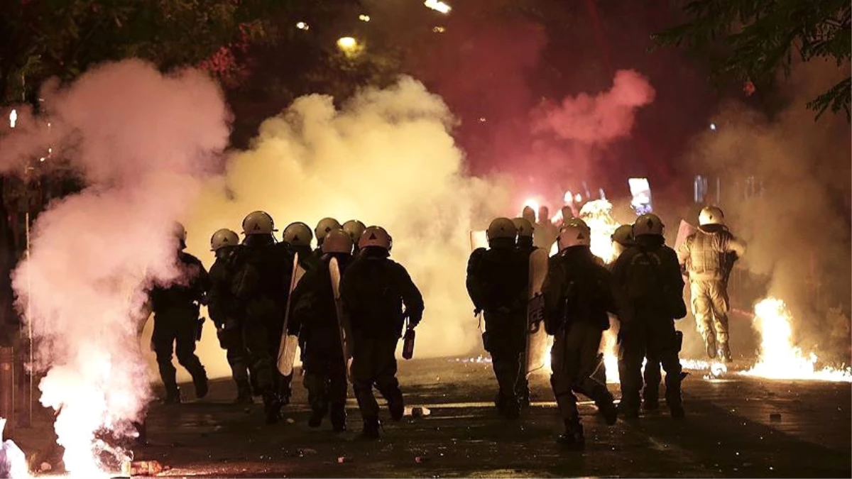 Atina\'da Polis Kurşunuyla Ölümün Protestosunda 23 Gözaltı