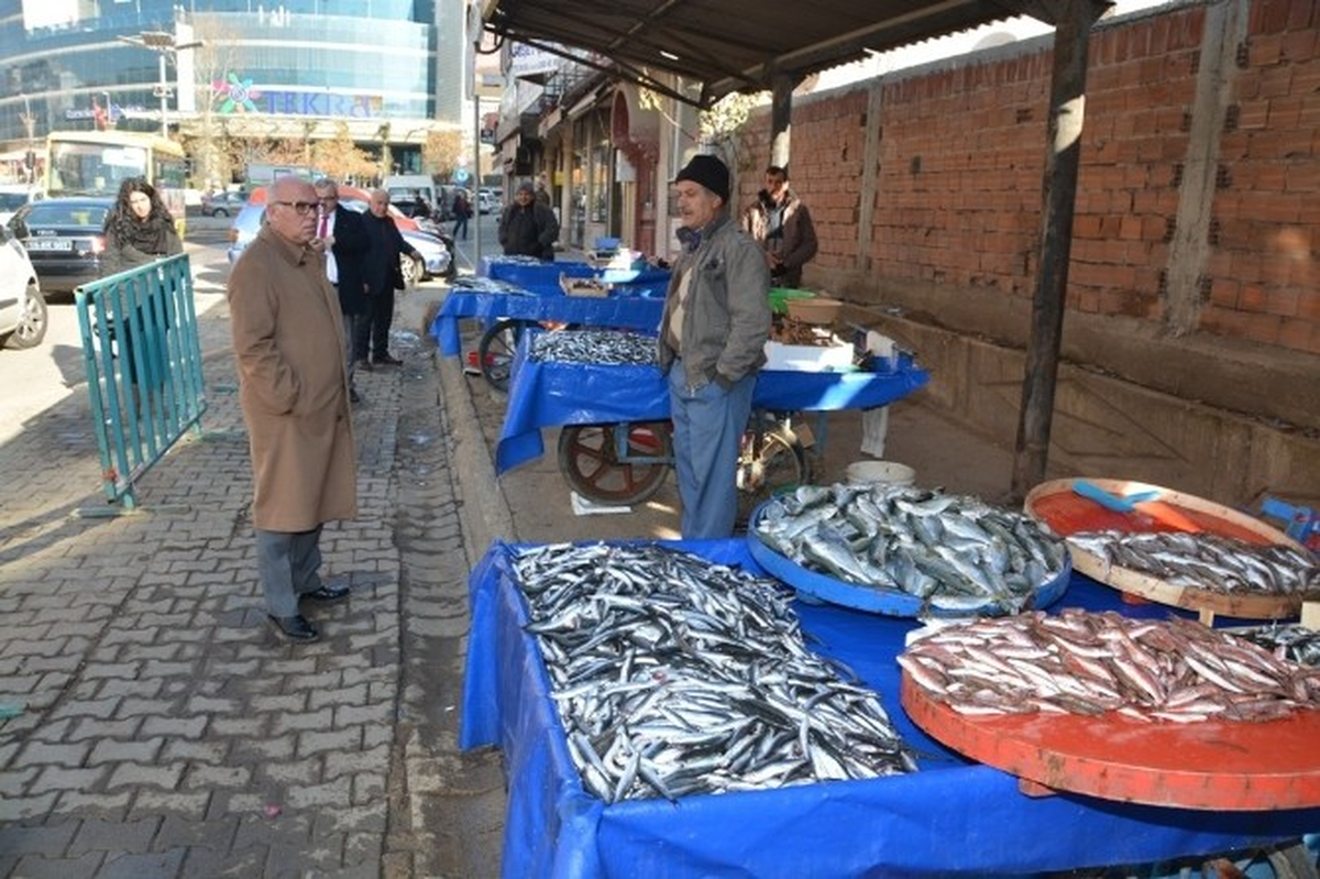Başkan Eşkinat Esnaf ve Vatandaşların Sorunlarını Dinledi