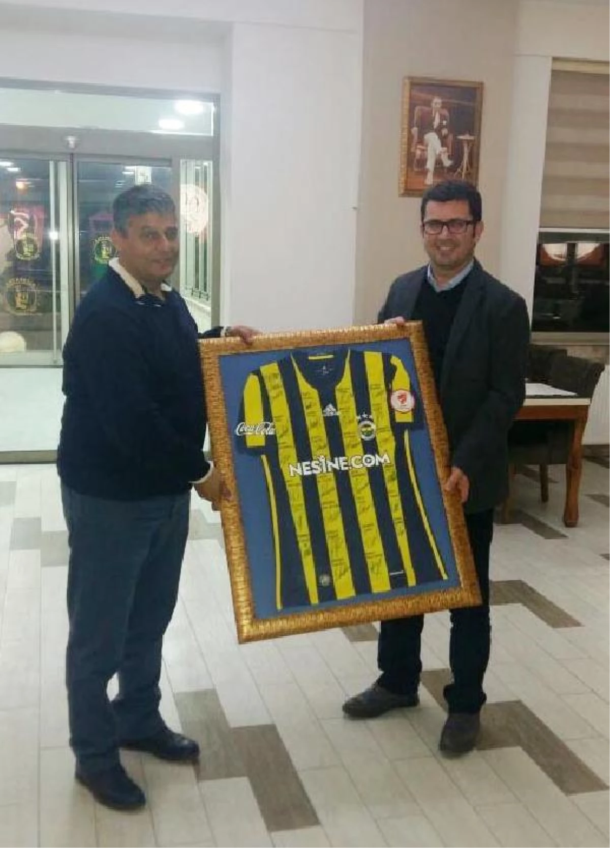 Bergama Belediye Başkanı Gönenç\'e İmzalı Fenerbahçe Forması