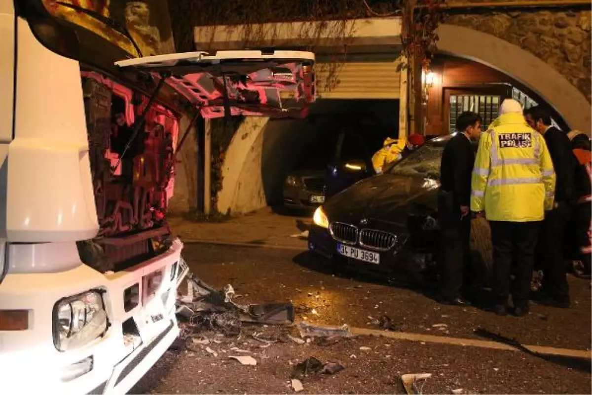 Beşiktaş\'ta Kontrolden Çıkan Lüks Otomobil Yakıt Tankerine Çarptı: 1 Yaralı