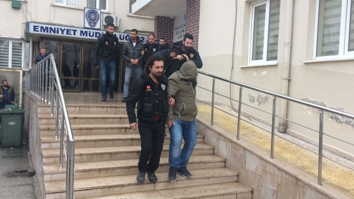Bursa\'da Evinde Ölü Bulunan Gence Uyuşturucu Sattığı İddia Edilen 6 Kişi Gözaltına Alındı