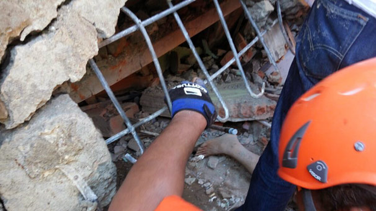 Endonezya\'da 6,4 Büyüklüğünde Deprem