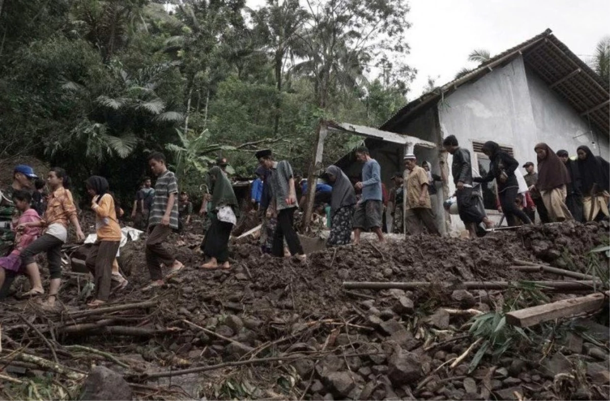 Endonezya\'da Deprem: En Az 25 Ölü
