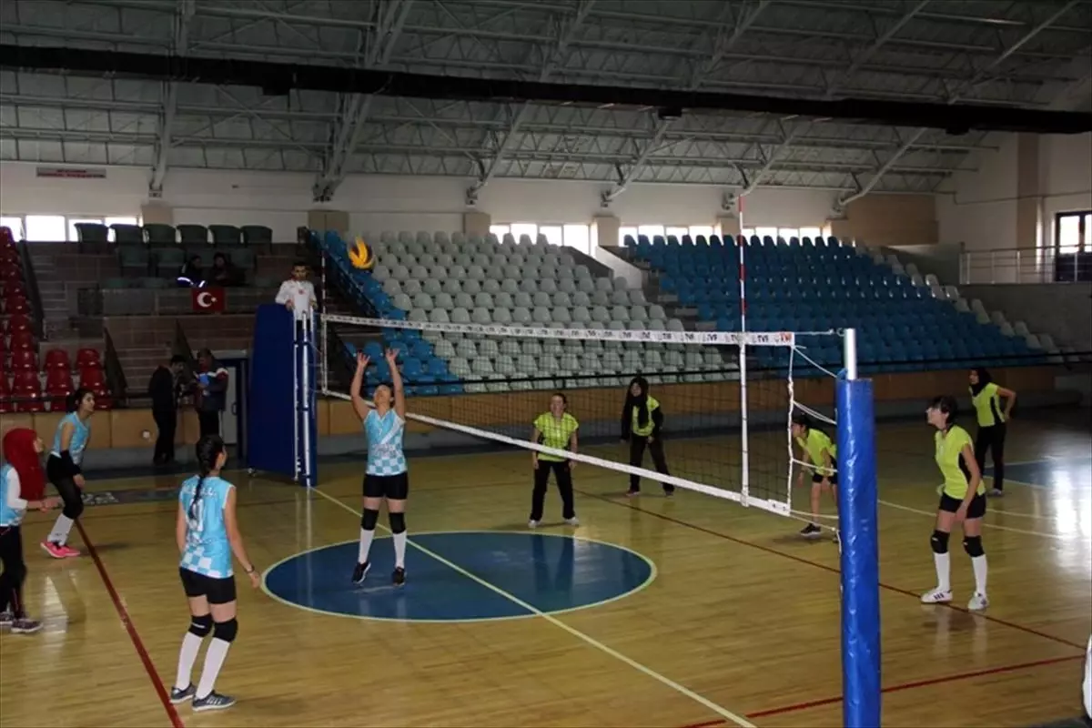Erzincan\'da Okullararası Kız Voleybol Müsabakaları