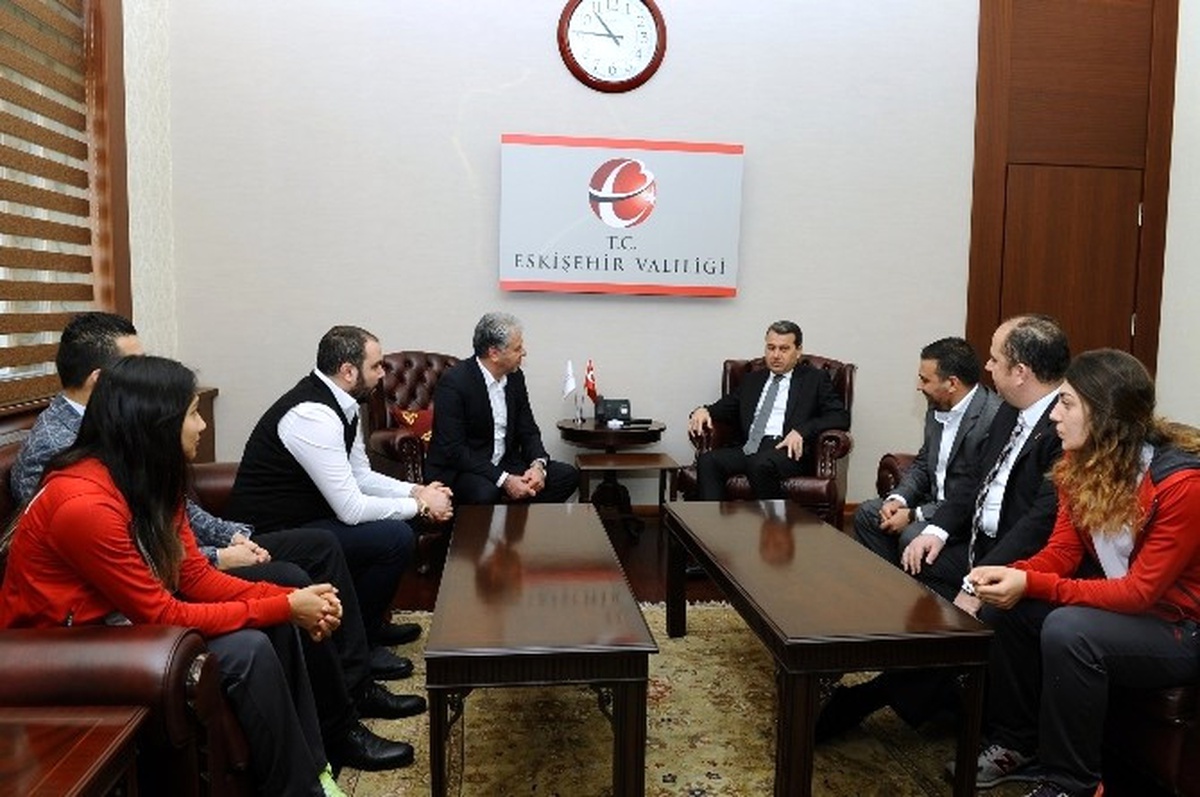 Eskişehir Bayan Hentbol Takımı\'ndan Vali Çelik\'i Ziyaret