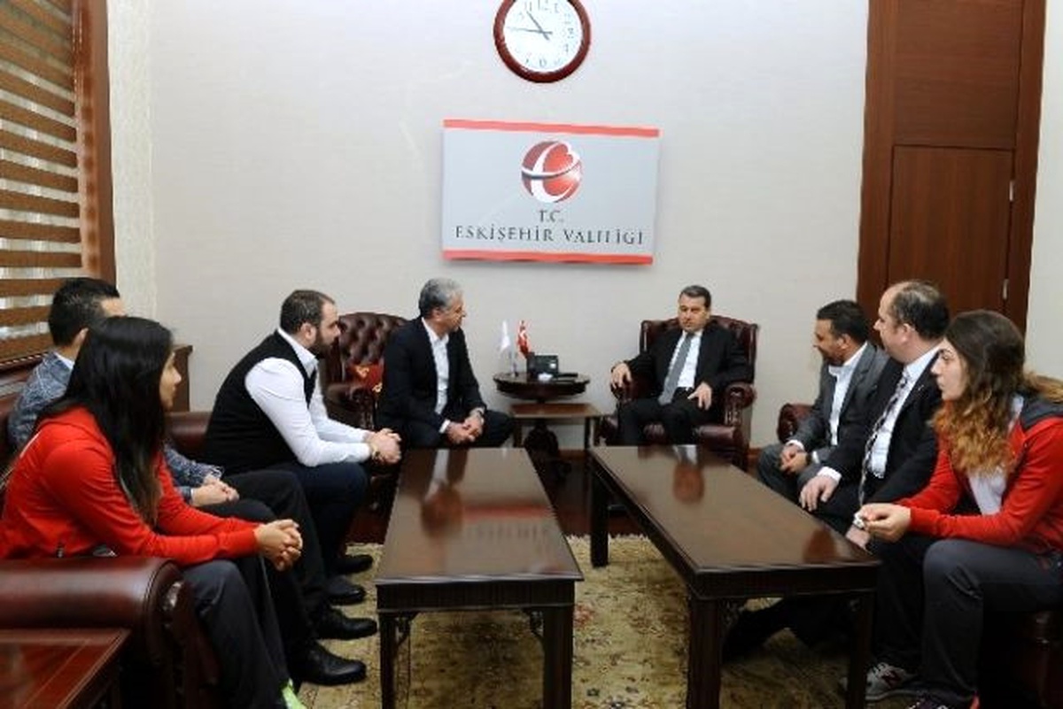 Eskişehir Bayan Hentbol Takımı, Vali Çelik\'i Ziyaret Etti