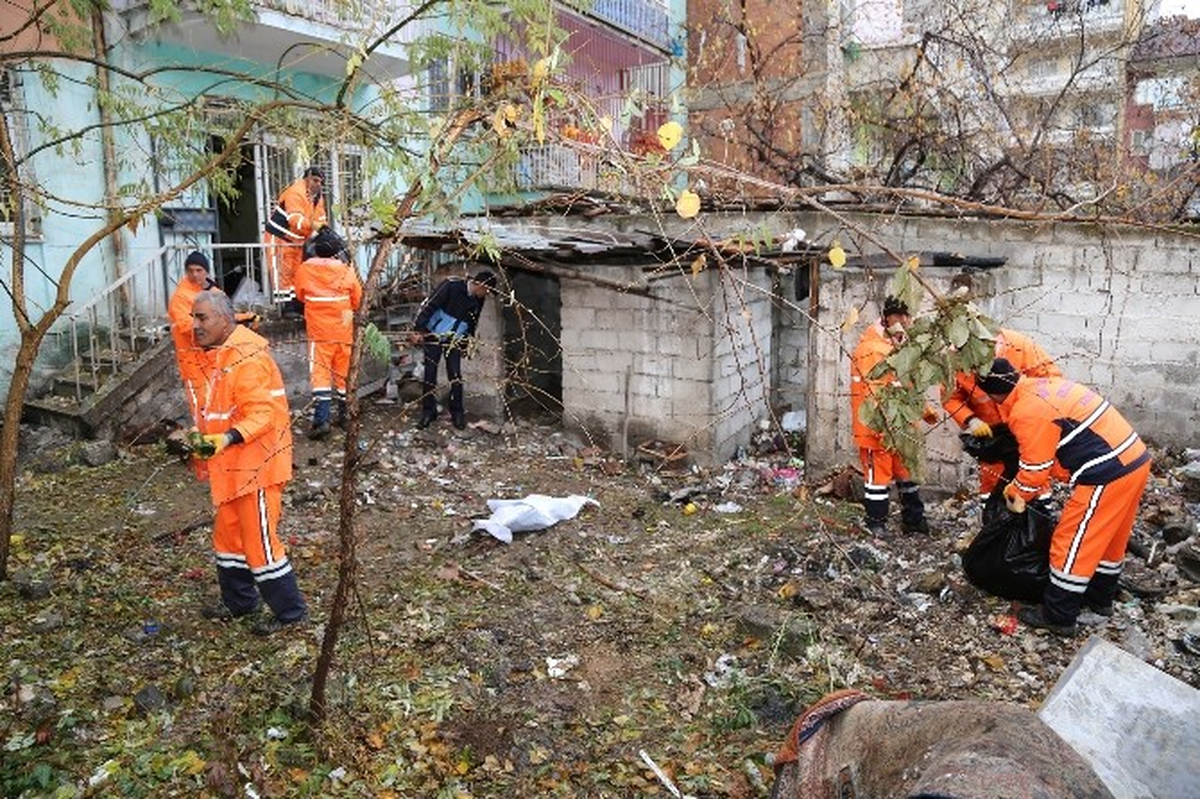 Evin İçinden ve Bahçesinden 3 Kamyon Çöp Çıktı