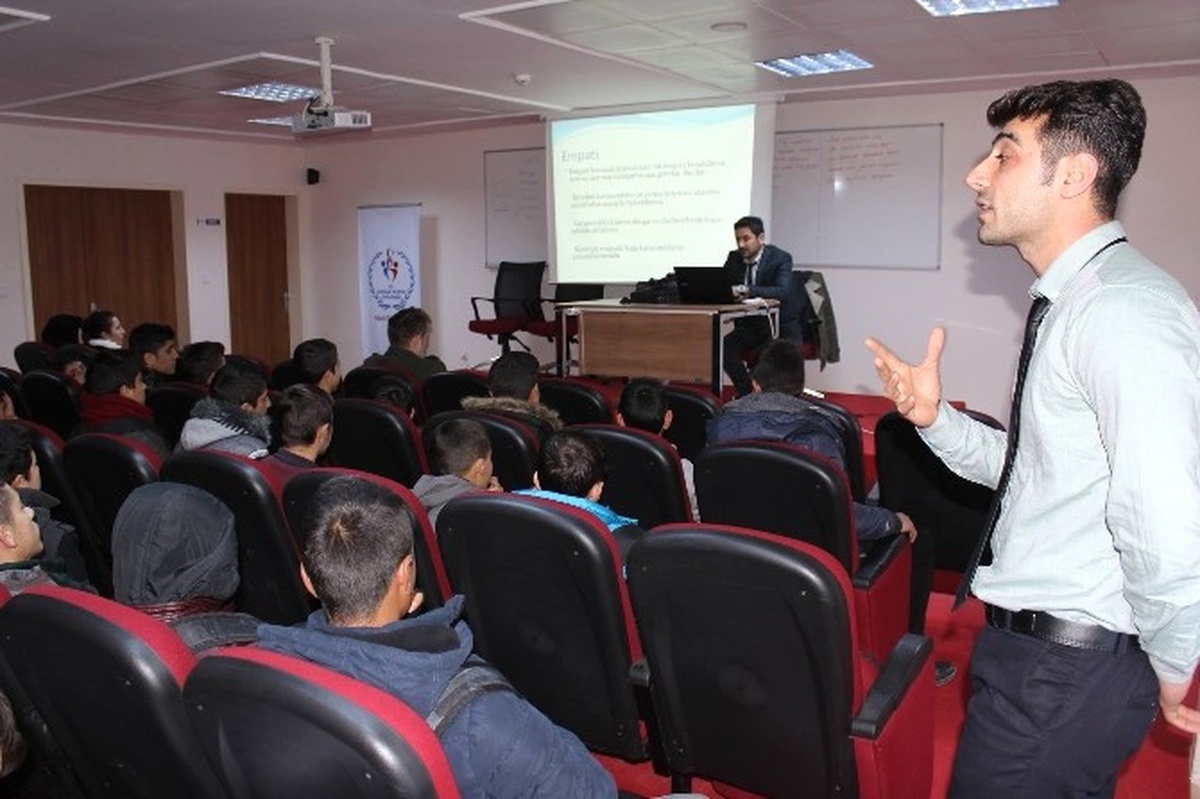 Gençlere "İletişim ve Empati" Semineri Verildi