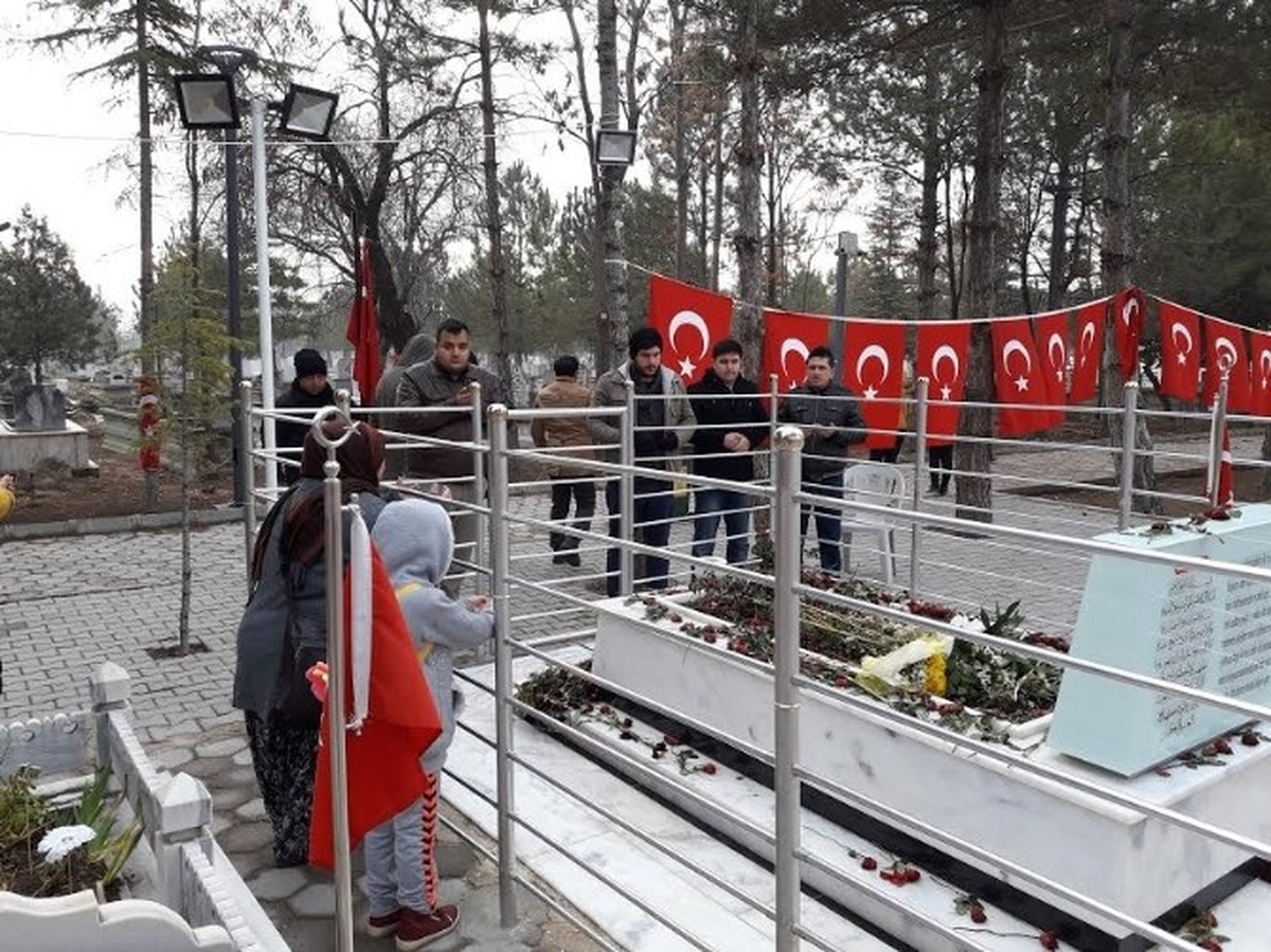 Gönülleri Fethet\'den Şehit Ömer Halisdemir\'in Kabrine Ziyareti