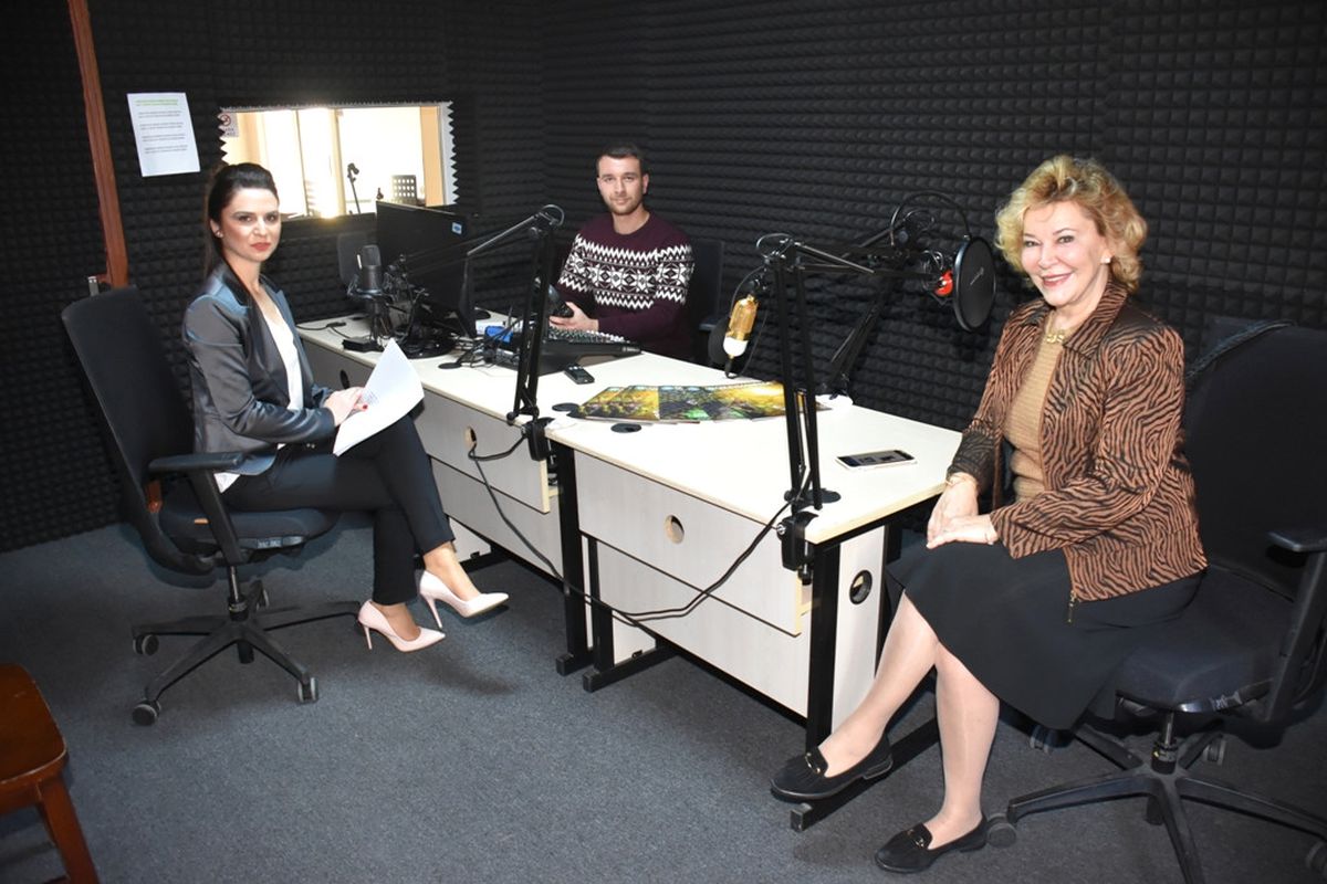 Gülsin Onay piyano günlerini Radyo Mutlu\'da paylaştı