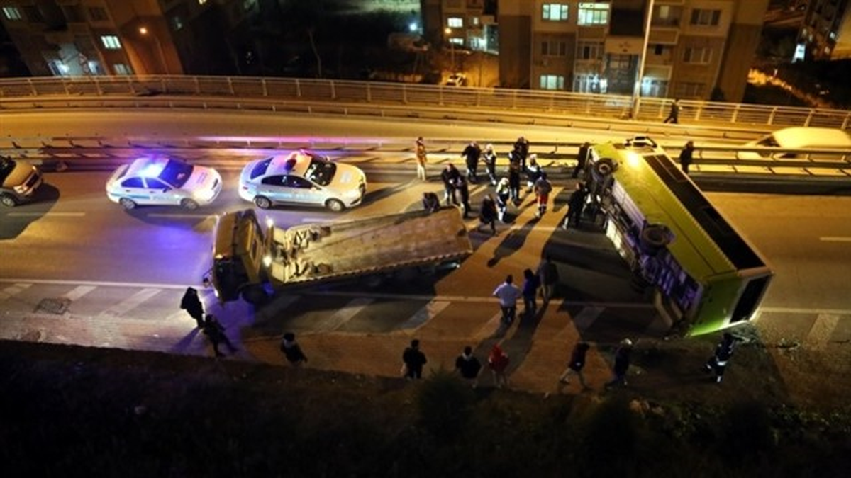 Halk Otobüsünün Devrilmesi Güvenlik Kamerasına Yansıdı