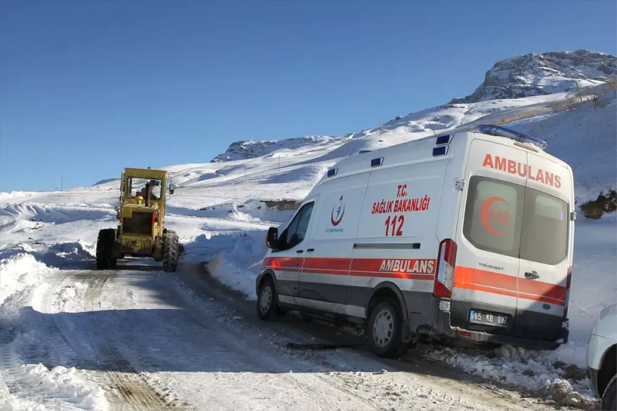 Hasta Almaya Giden Ambulans Karda Mahsur Kaldı