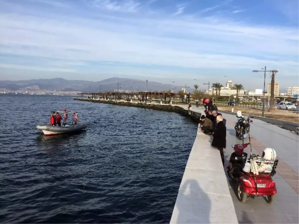 İzmir\'de Balıkçılar Denizde Tabanca Buldu