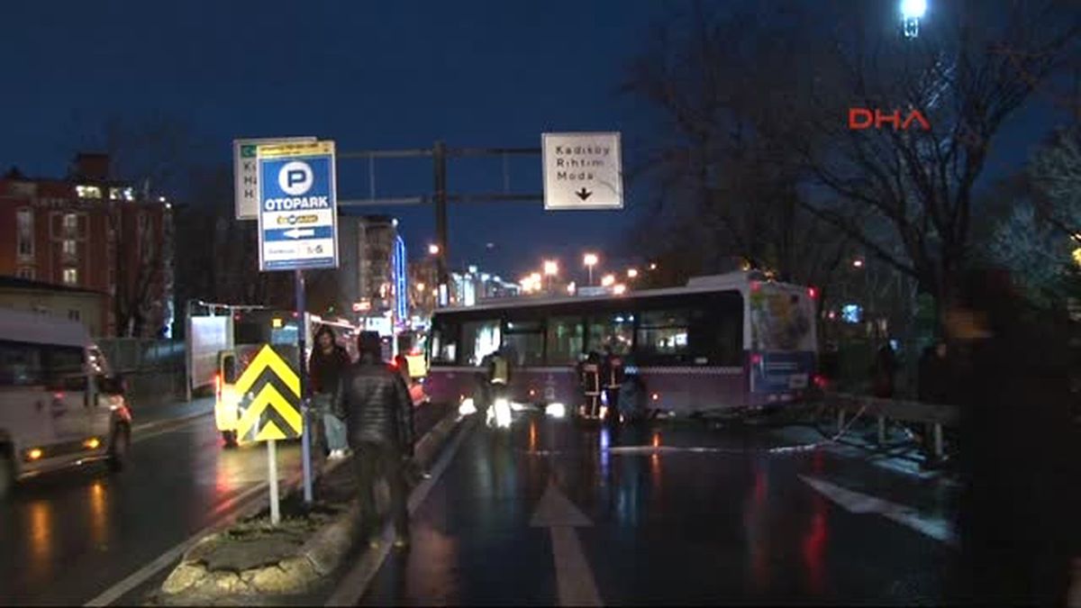 Kadıköy\'de Iett Otobüsü Trafik Tabelası\'na Çartı: 5 Yolcu Yaralı
