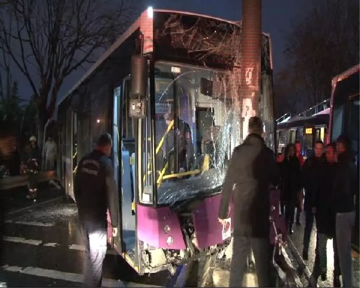 Kadıköy\'de İett Otobüsü Trafik Tabelası\'na Çarptı: 5 Yolcu Yaralı (1)