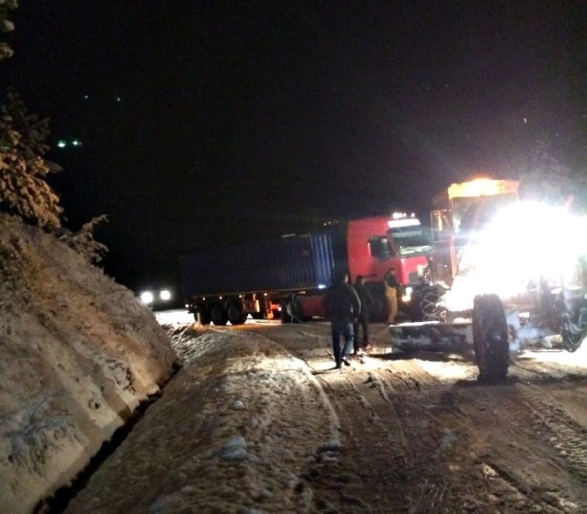 Kayan Tır, Yolu Ulaşıma Kapattı