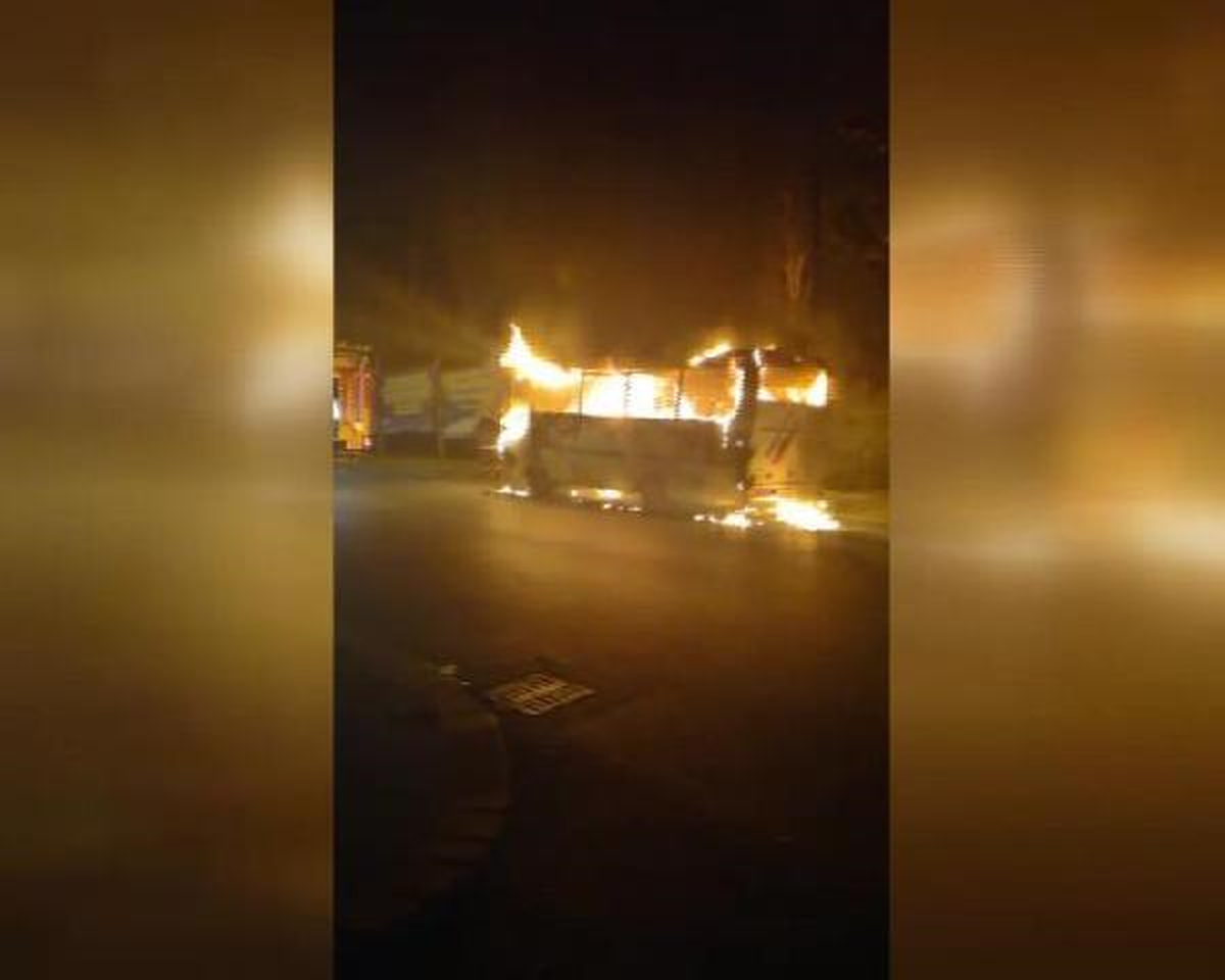 Küçükçekmece\'de Park Halindeki Midibüs Alev Alev Yandı