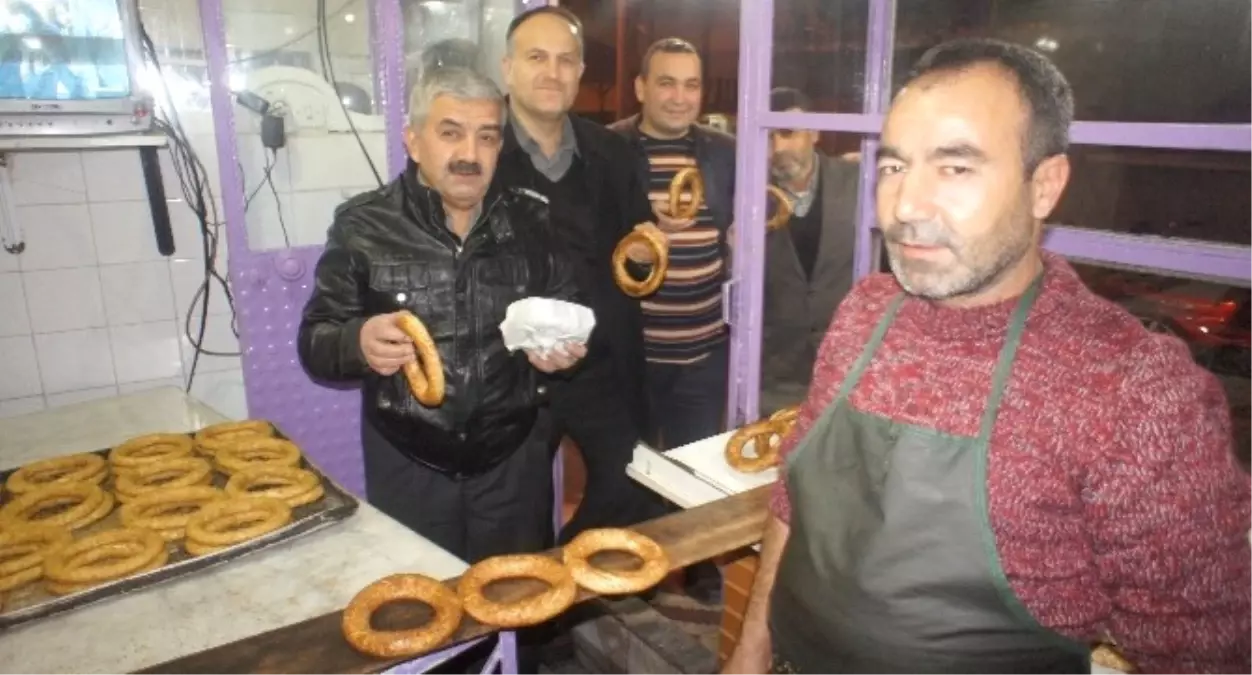 Öğrenciler Simidi Zamsız Yiyecek