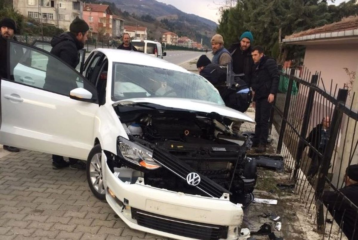 Otomobil ile Traktör Çarpıştı: 1 Ölü, 3 Yaralı