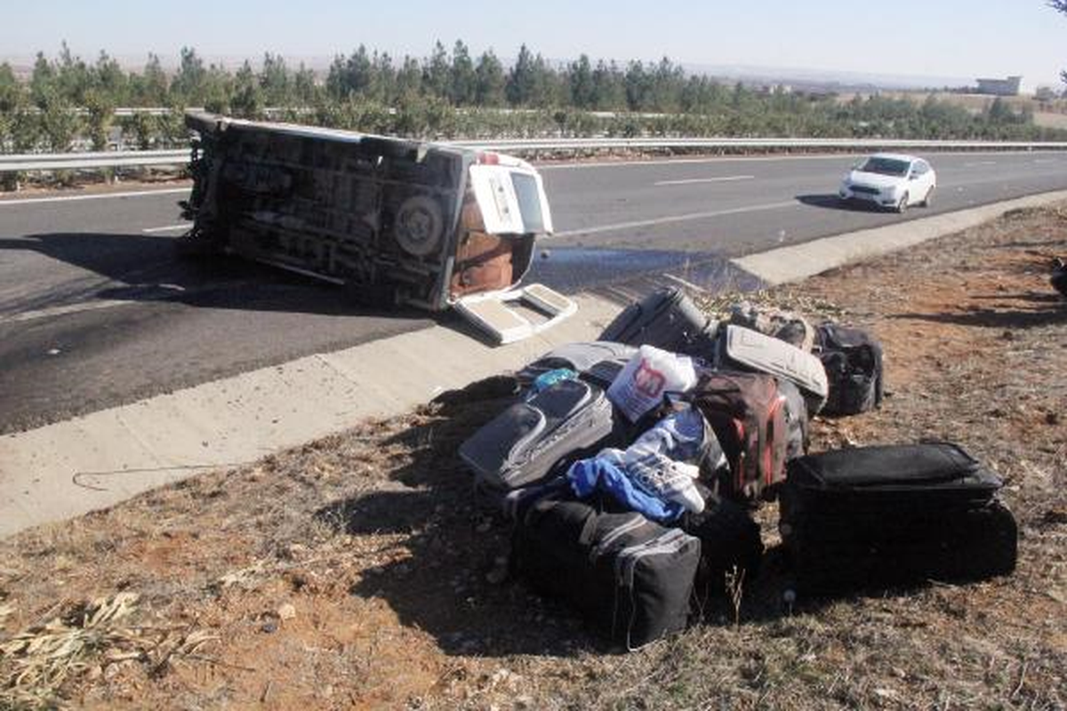 Otoyol İşçilerini Taşıyan Minibüs Devrildi: 13 Yaralı