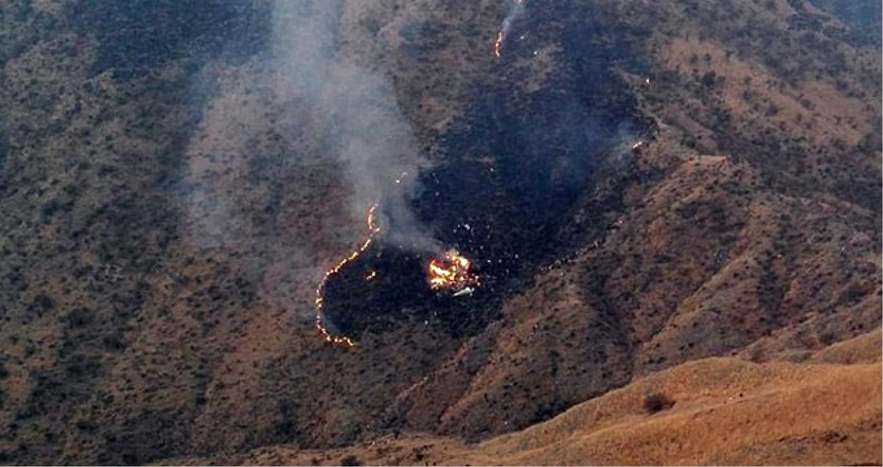 Pakistan'da Yolcu Uçağı Dağa Çakıldı! Uçakta Pop Star da Vardı