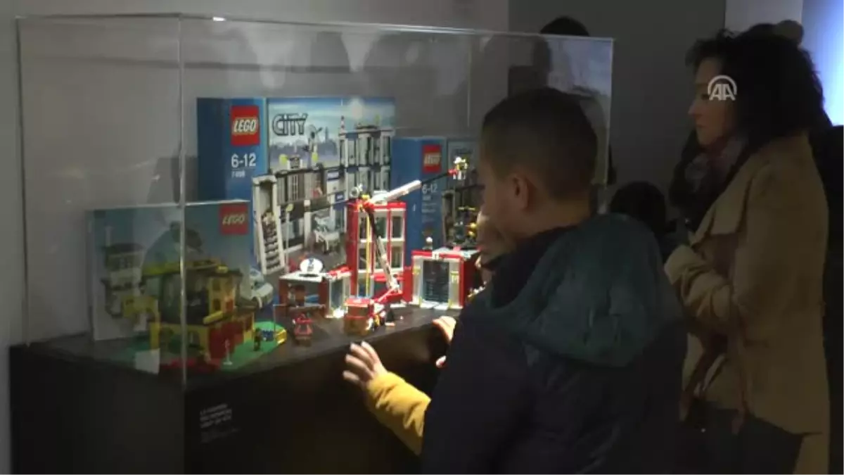 Paris Belediyesinden Lego Sergisi