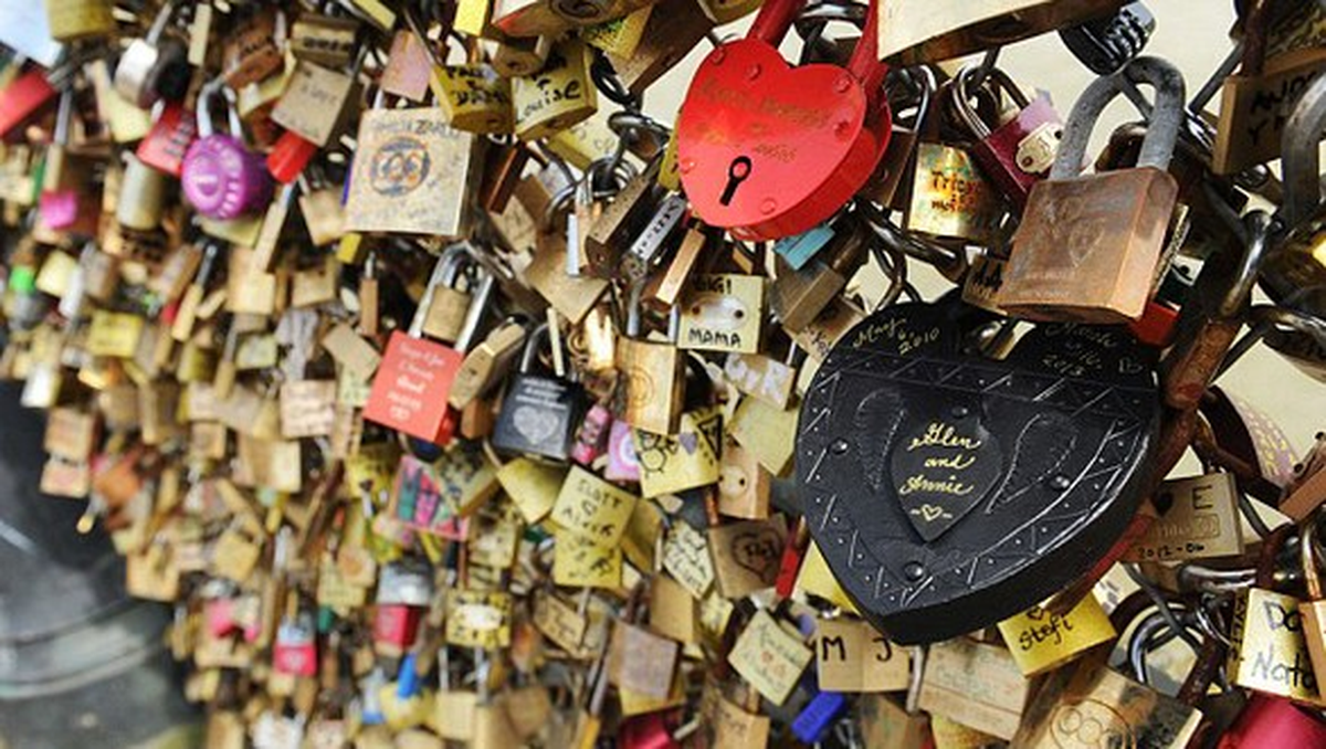 Paris\'in "Aşk Kilitleri" Mülteciler Yararına Satılacak