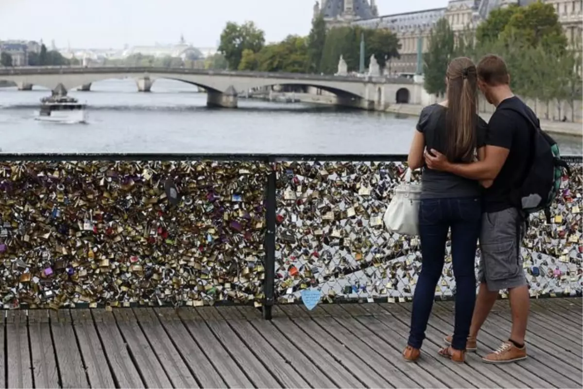 Paris\'in Simgesi \'Aşk Kilitleri\' Satılarak Mültecilere Kamp Kurulacak