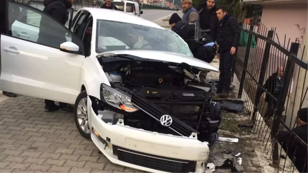 Samsun\'da Otomobil ile Traktör Çarpıştı: 1 Ölü, 3 Yaralı