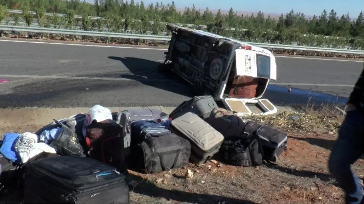 Şanlıurfa\'da İşçileri Taşıyan Minibüs Devrildi: 13 Yaralı