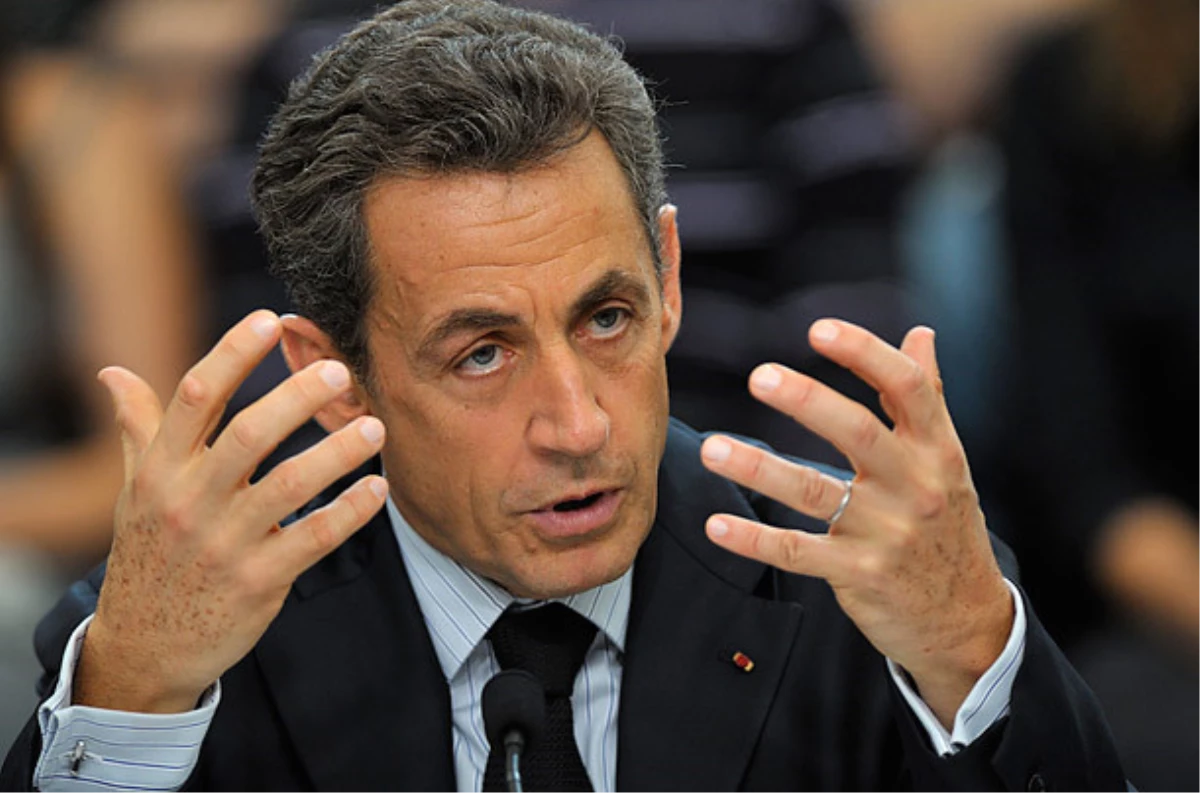 Sarkozy\'nin Kaddafi\'den Para Yardımı Aldığı İddiası