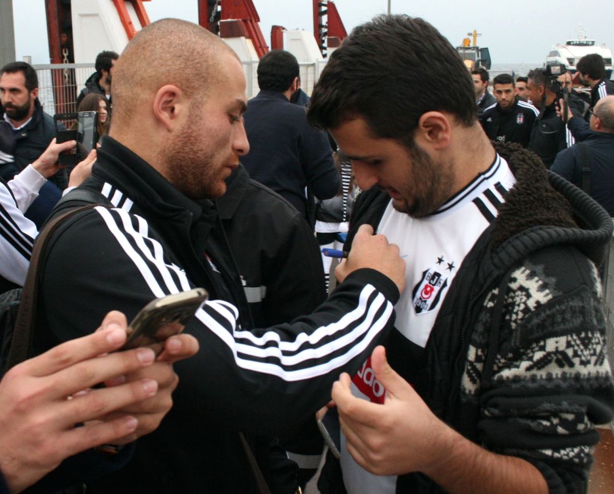 Taraftarlar Sabaha Karşı İnen Beşiktaş\'ı Tezahüratlarla Karşıladı