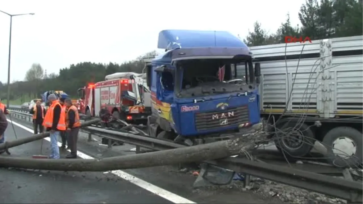 Tem\'de Tır Kaza Yaptı; Trafik Yoğunluğu Yaşanıyor