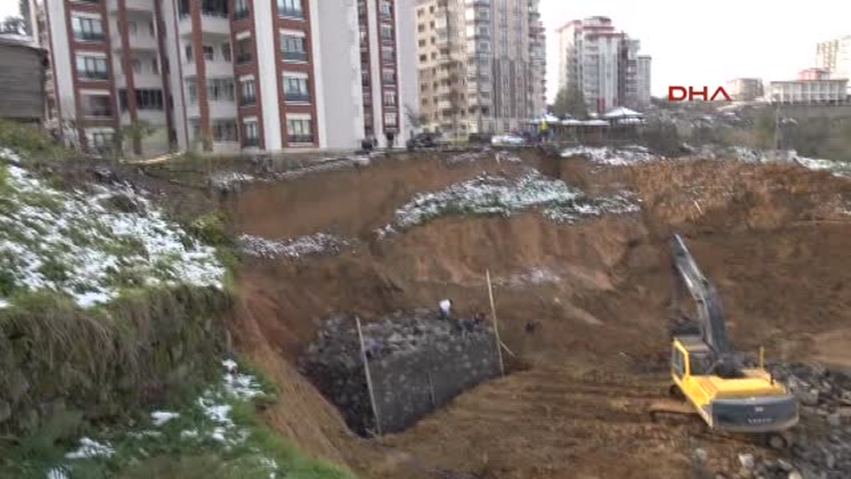 Trabzon Apartmanın Önünde Toprak Kaydı, Belediye \'Boşaltın\' Uyarısı Yaptı