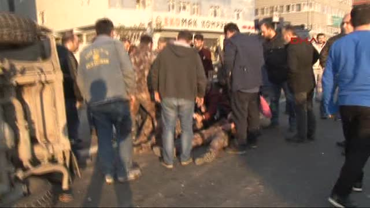 Zırhlı Polis Aracı Devrildi: 3 Özel Harekat Polisi Yaralı