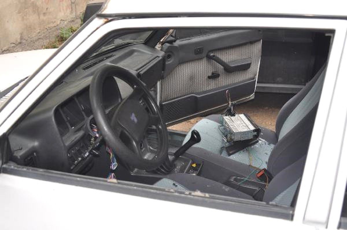 3 Aracın Teybini Çaldılar, 1 Aracı İp Bağlayıp Götürmeye Kalkıştılar