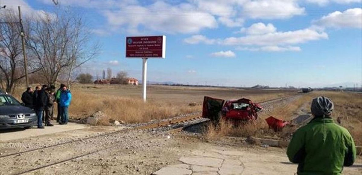 Afyonkarahisar Tren, Hemzemin Geçitte Otomobile Çarptı 1 Ölü, 3 Yaralı