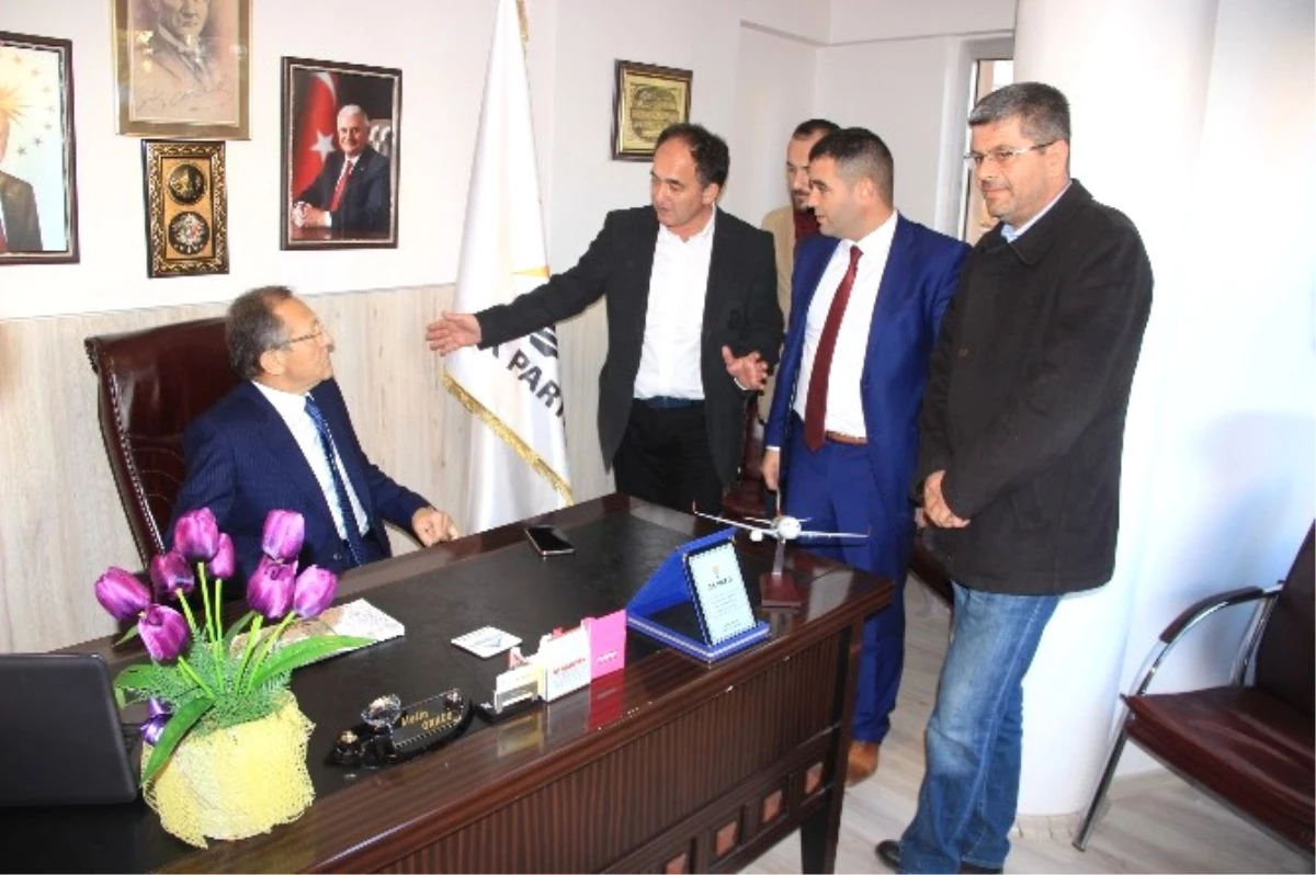 Balıkesir Büyükşehir Belediye Başkanı Uğur, AK Parti Edremit İlçe Teşkilatını Ziyaret Etti