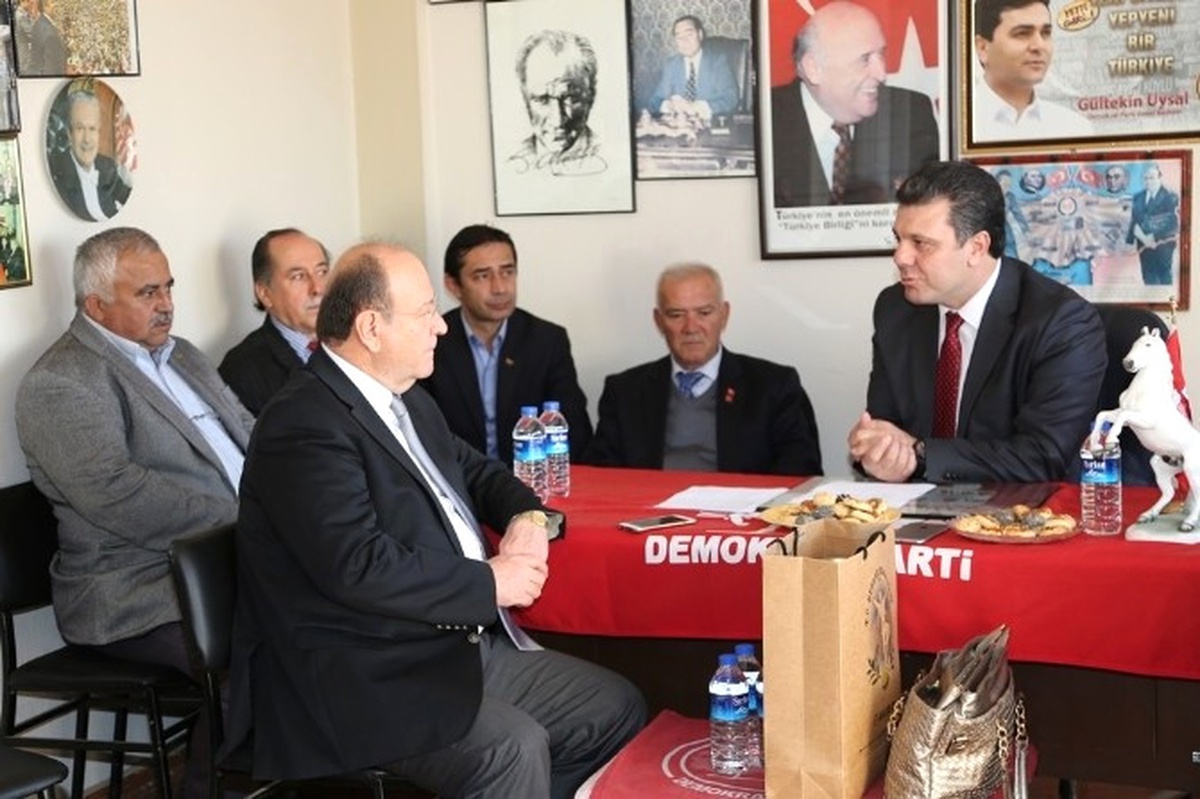Başkan Özakcan\'dan Demokrat Parti\'ye Taziye Ziyareti