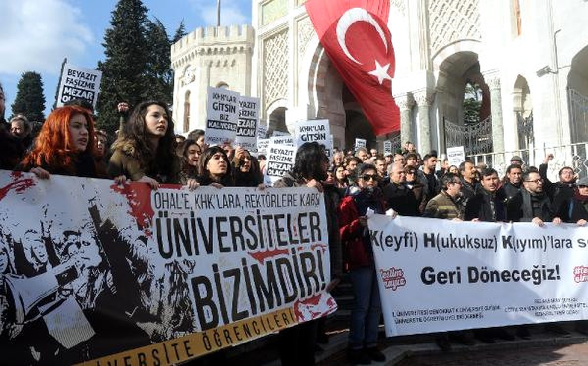 Beyazıt Meydanı\'nda Ohal ve Khk\'lara Karşı Eylem