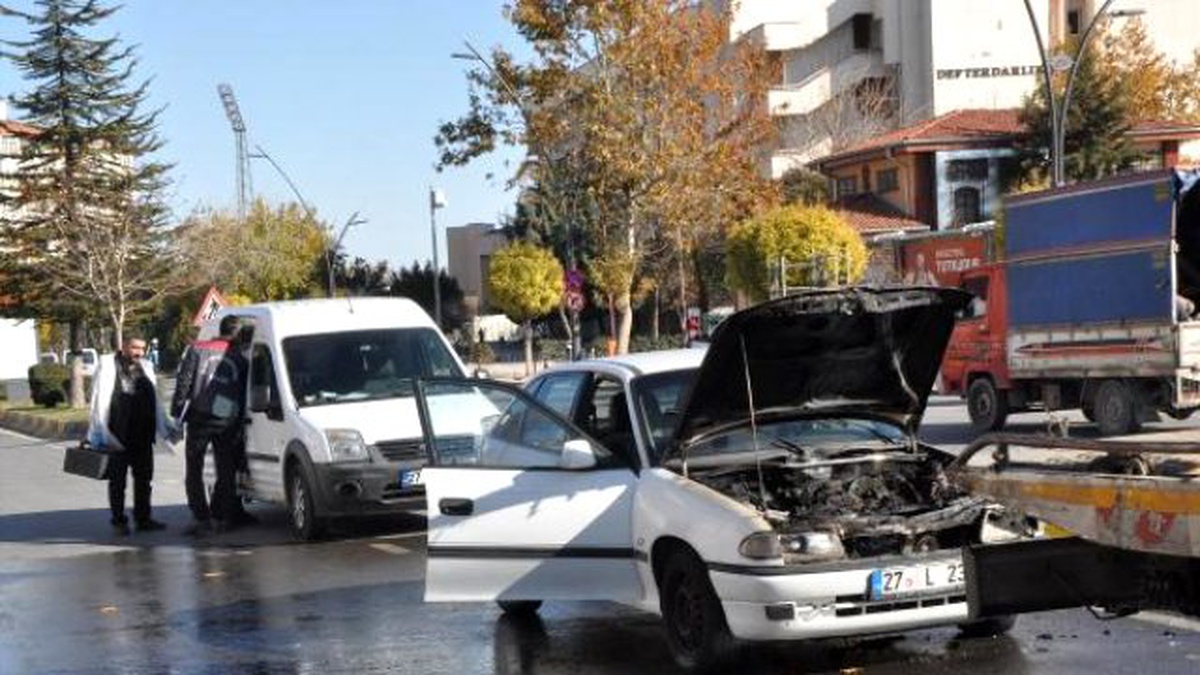 Çaldığı Otomobil Alev Alınca Yolda Bırakıp Kaçtı