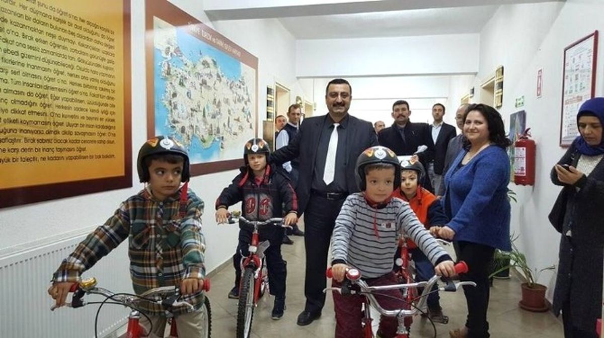 Didim\'de Başarılı Öğrencilere Bisiklet Hediye Edildi