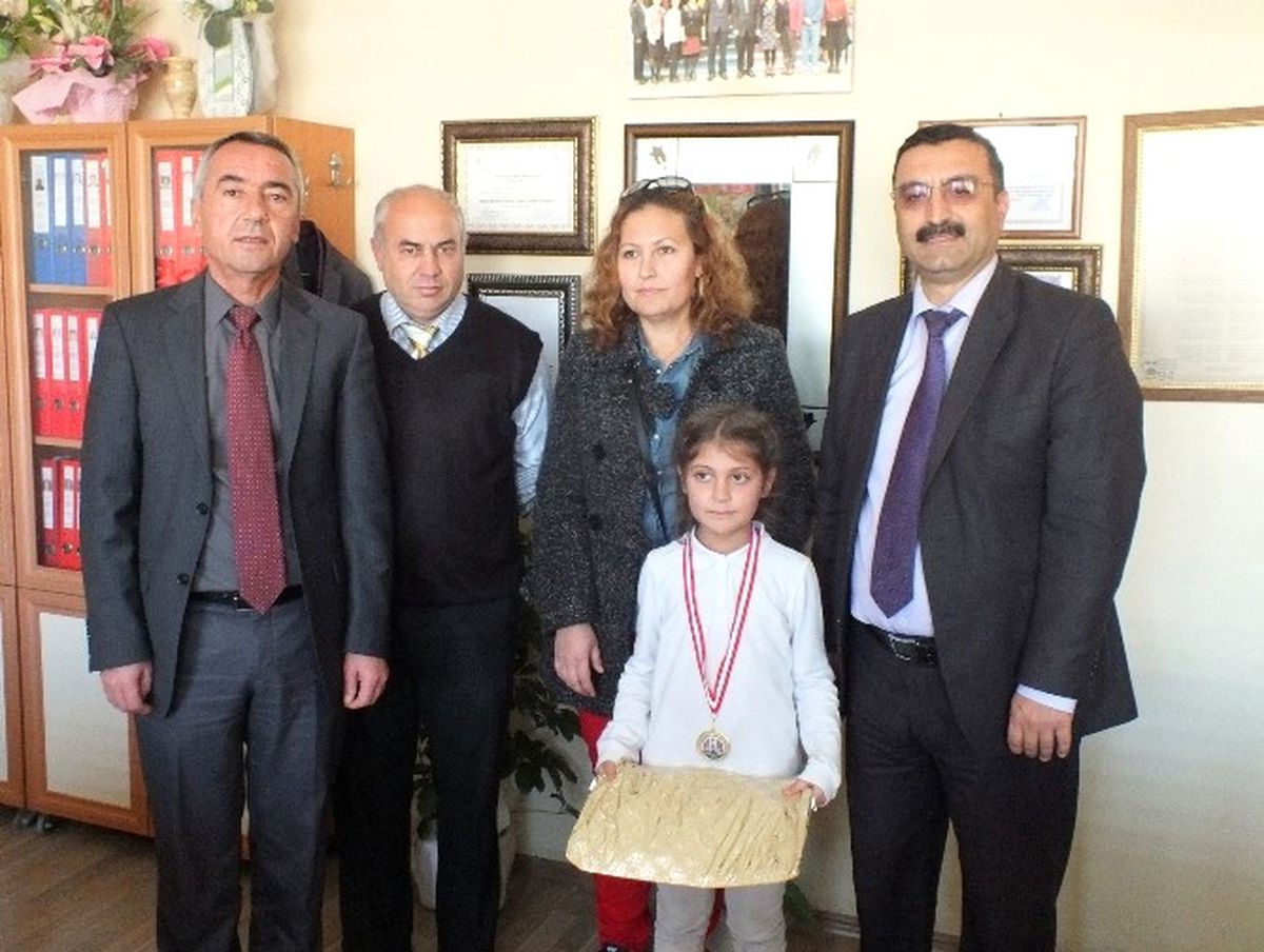 Didim\'de Masa Tenisinde İl Birincisi Betül Ödüllendirildi