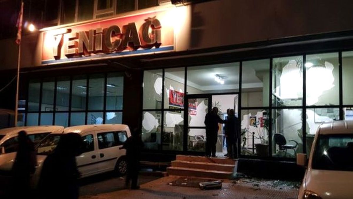 Ek Bilgi ve Görüntülerle) Yeniçağ Gazetesi Binasına Taşlı Sopalı Saldırı (2)