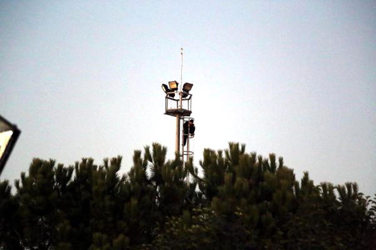 Emekli İntihar İçin Elektrik Direğine Çıktı, Polis İkna Etti