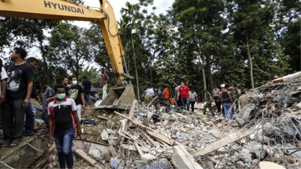 Endonezya\'daki Depremde Ölü Sayısı 102\'ye Yükseldi