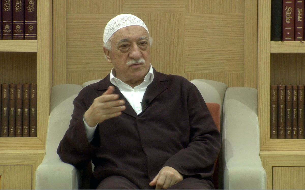 FETÖ'cüler Evde Toplanıp Fetullah Gülen'in Atletini Koklamış