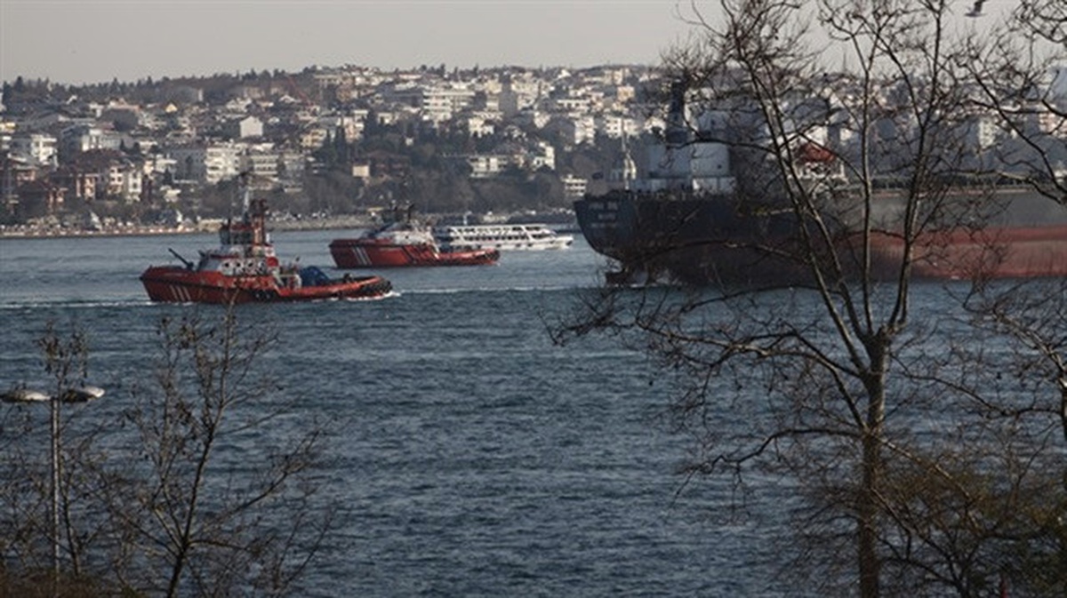 Gemi Arızası İstanbul Boğazı\'nda Trafiği Durdurdu (1)