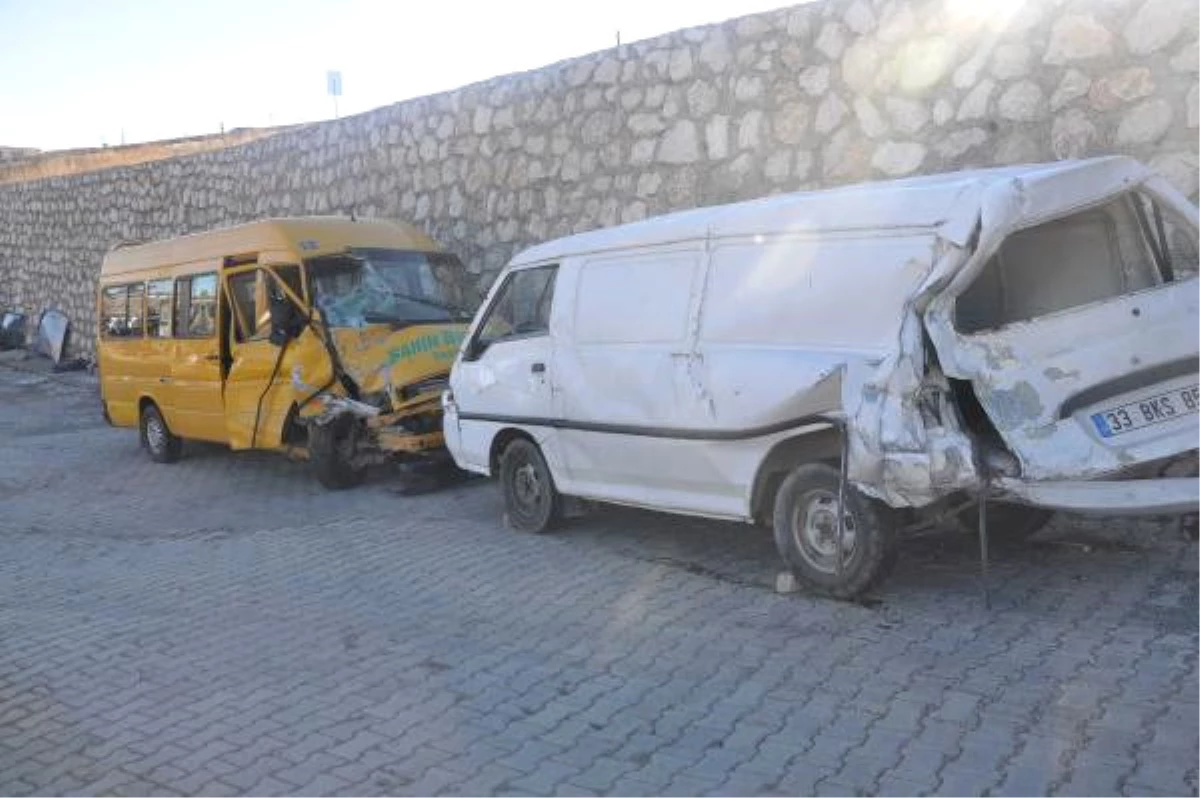 Gölbaşı\'nda Minibüsler Çarpıştı: 11 Yaralı
