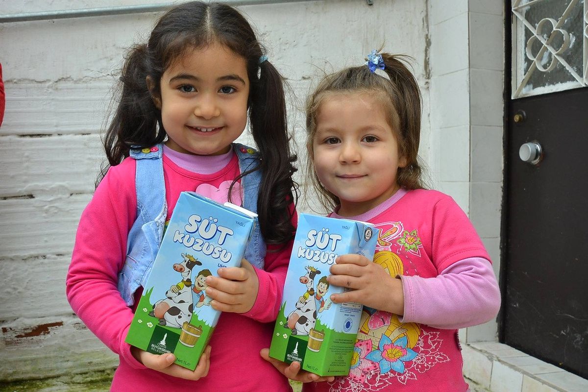 İzmir Büyükşehir\'den Mülteci Çocuklara Süt Desteği